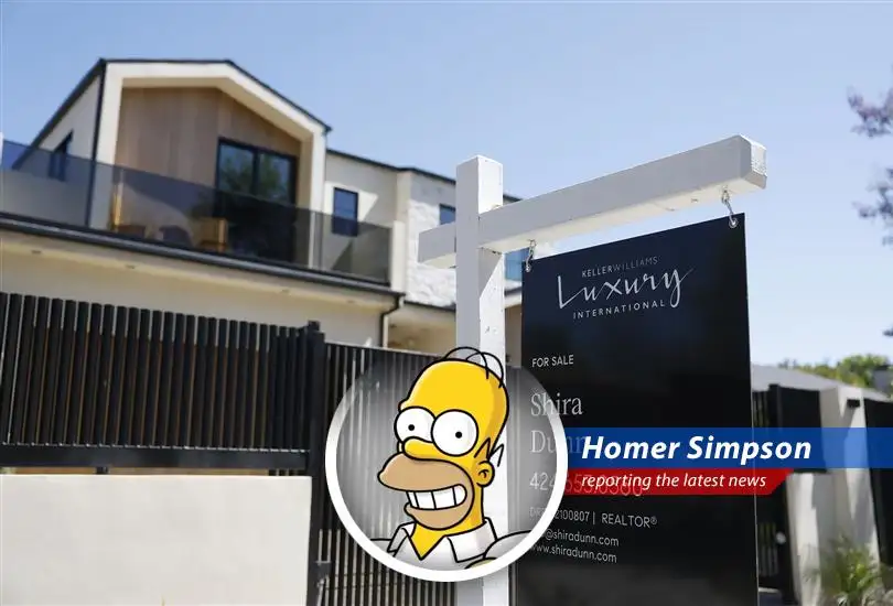A house with a for-sale sign symbolizes the challenges and rising costs faced by potential homebuyers amidst fluctuating mortgage rates