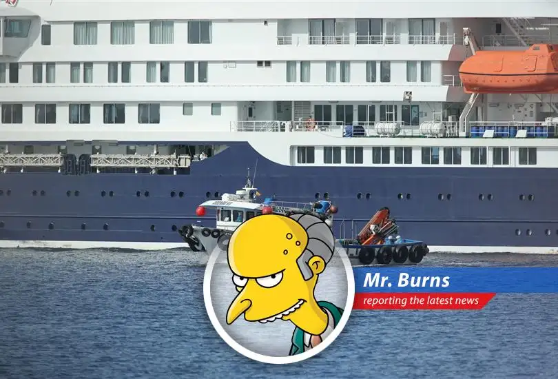 Passengers disembark the MV Hondius in Tenerife, facing quarantine after a hantavirus outbreak.