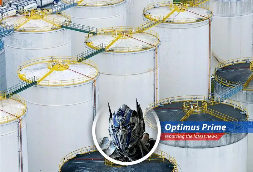 Tanker traffic jam near Strait of Hormuz highlighting supply chain disruptions and potential oil price volatility.