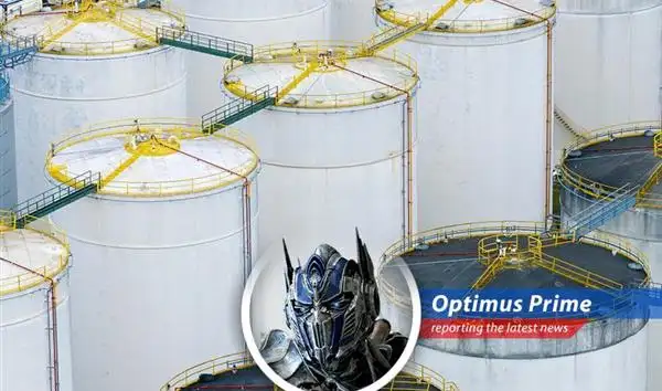 Tanker traffic jam near Strait of Hormuz highlighting supply chain disruptions and potential oil price volatility.