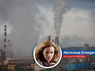 A bustling marketplace in India, symbolizing the private sector activity now facing headwinds from global conflicts and inflationary pressures. Photograph illustrating slowing economy