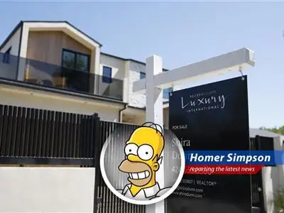 A house with a for-sale sign symbolizes the challenges and rising costs faced by potential homebuyers amidst fluctuating mortgage rates