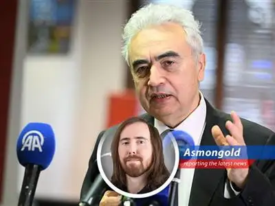 Asmongold analyzes the latest market turmoil with his characteristic blend of humor and financial insight.