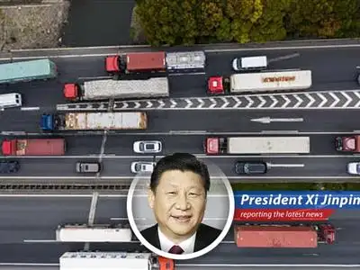 Full Truck Alliance trucks on a Chinese highway, symbolizing growth in the freight sector.