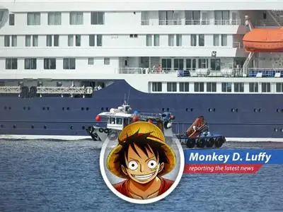 Passengers disembark a cruise ship following a hantavirus outbreak, highlighting global quarantine efforts.