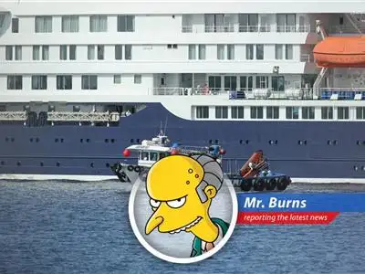 Passengers disembark the MV Hondius in Tenerife, facing quarantine after a hantavirus outbreak.