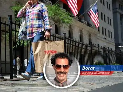 The S & P 500 experiences a bounce, driven by enterprise software stocks and positive earnings reports from retailers. Chenqui